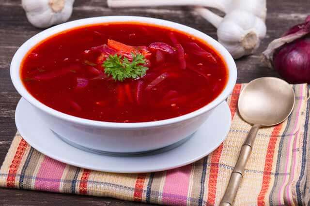 Rote-Bete-Suppe mit Meerrerettich